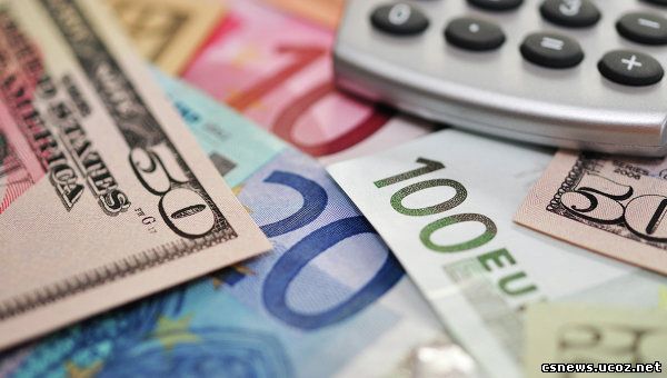 Доллар продолжает укрепляться, евро дешевеет до апрельских минимумов